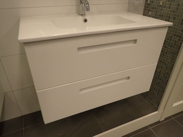 576498-5 Badrumsinredning Milano högblank vit 80cm