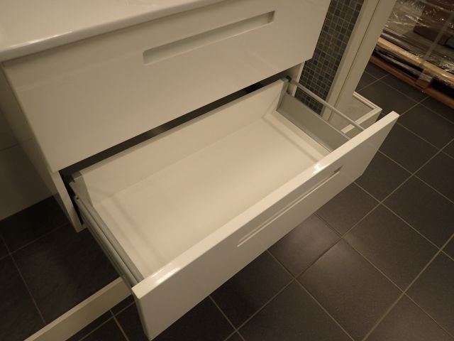 576498-7 Badrumsinredning Milano högblank vit 80cm