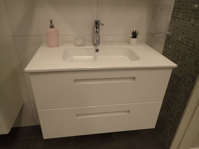 576498-10 Badrumsinredning Milano högblank vit 80cm