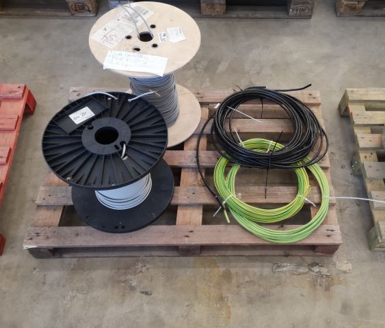 685250-1 Pallet with Bus cable, installation cable, data cable etc.