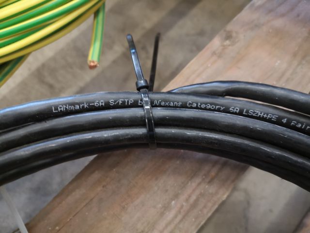 685250-9 Pallet with Bus cable, installation cable, data cable etc.