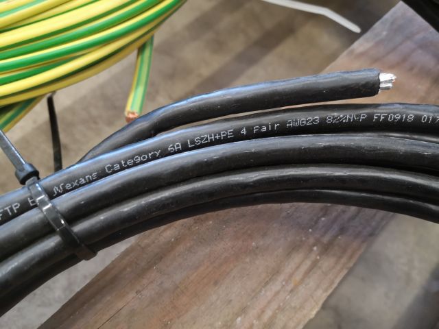 685250-10 Pallet with Bus cable, installation cable, data cable etc.