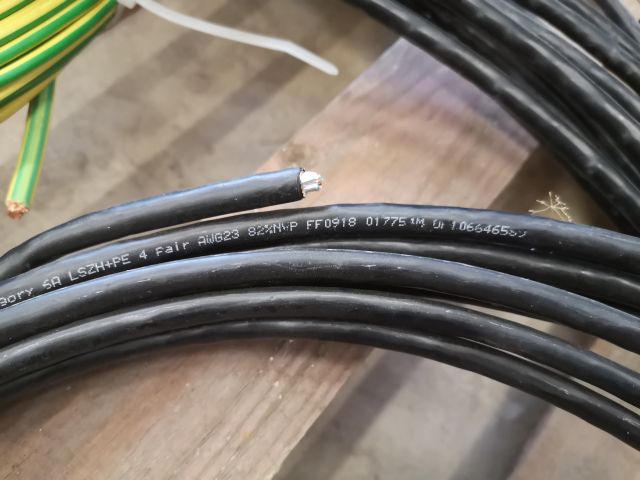 685250-11 Pallet with Bus cable, installation cable, data cable etc.