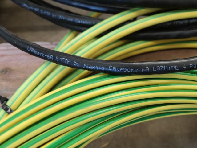 685250-12 Pallet with Bus cable, installation cable, data cable etc.