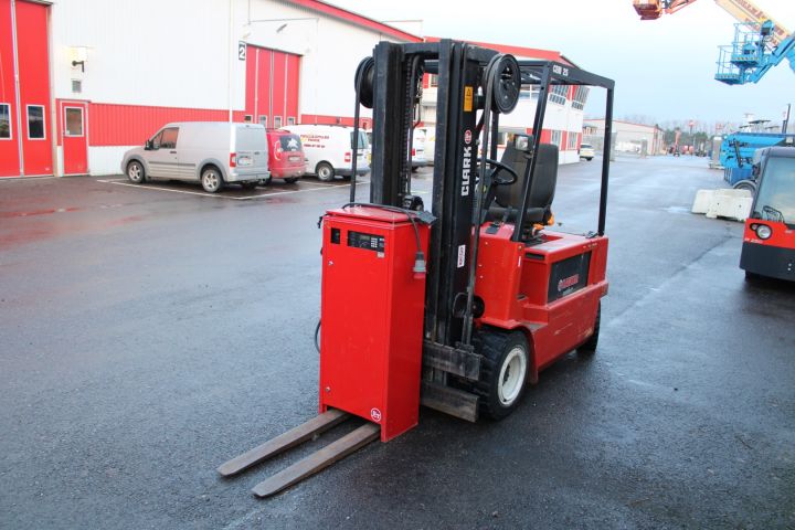 674265-3 Counterweight truck Clark Cem 25 -1998