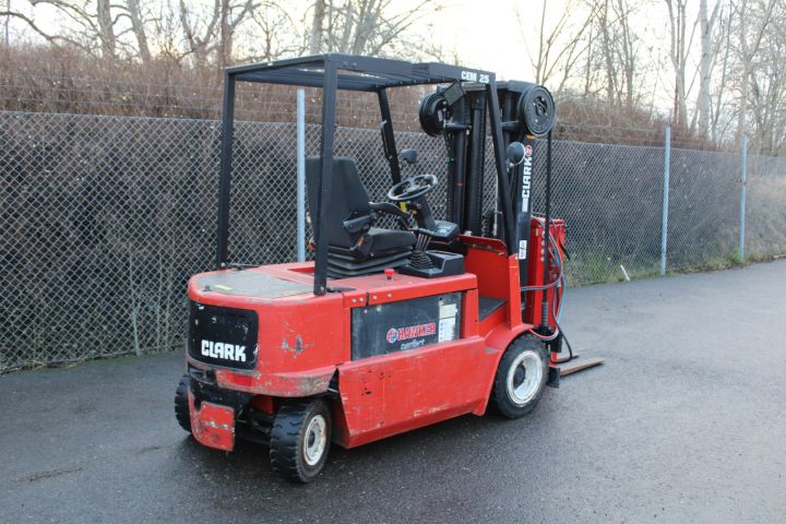 674265-6 Counterweight truck Clark Cem 25 -1998