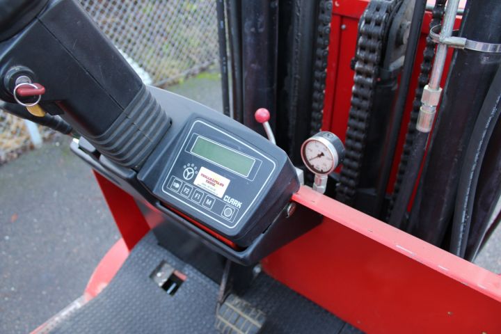 674265-16 Counterweight truck Clark Cem 25 -1998