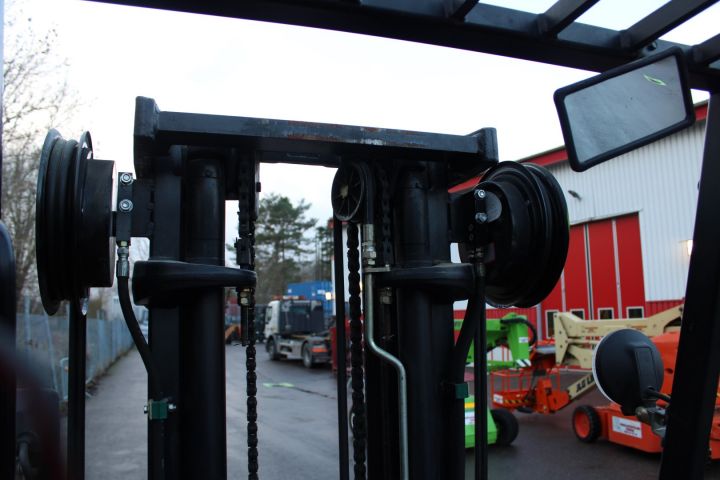 674265-17 Counterweight truck Clark Cem 25 -1998