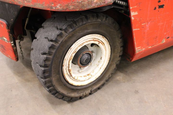 674265-19 Counterweight truck Clark Cem 25 -1998