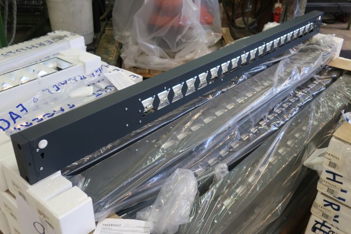 719273-8 24pcs Fagerhult Closs Body Alu 1x35W 180x12,5cm