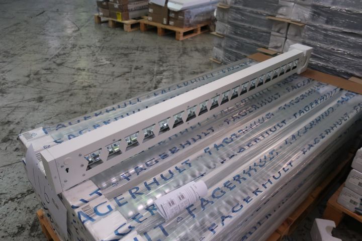 719294-9 21 pendant office luminaire Fagerhult Closs Body White 2x35W 150x30cm