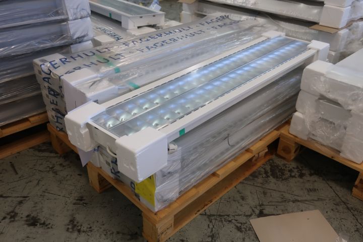 719296-1 7 recessed luminaires Fagerhult Recesso 3000K 2x28W 120x29cm