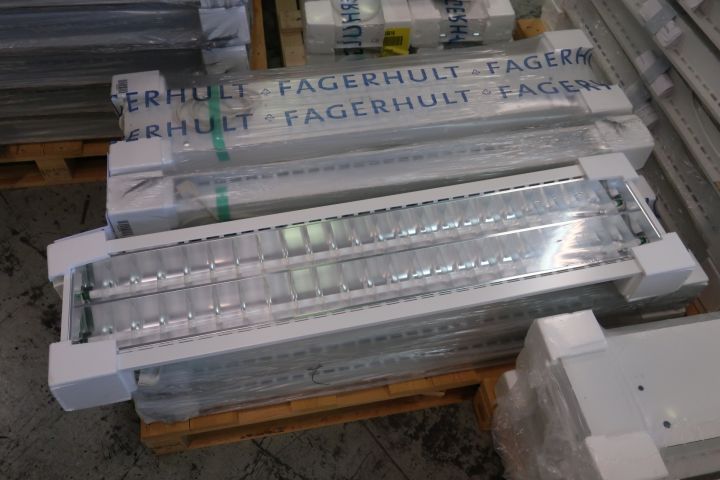 719296-2 7 recessed luminaires Fagerhult Recesso 3000K 2x28W 120x29cm