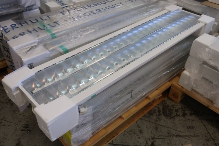 719296-3 7 recessed luminaires Fagerhult Recesso 3000K 2x28W 120x29cm