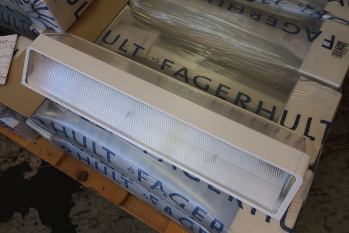 719335-3 18 pcs suspended office luminaire Fagerhult Vidi 1x24W 60x17cm