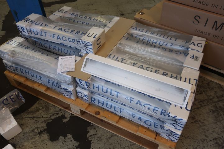 719335-1 18 pcs suspended office luminaire Fagerhult Vidi 1x24W 60x17cm