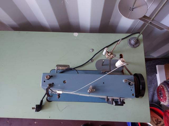 734885-8 Singer industrial sewing machine