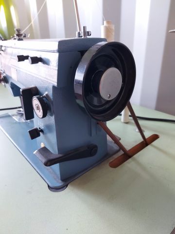 734885-9 Singer industrial sewing machine