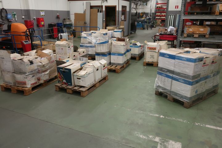 718624-2 10 stools of powder coating paints, i.a. Jotun, Teknos, DuPont et al.