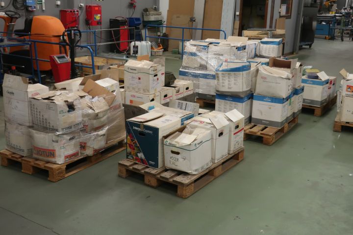 718624-1 10 stools of powder coating paints, i.a. Jotun, Teknos, DuPont et al.