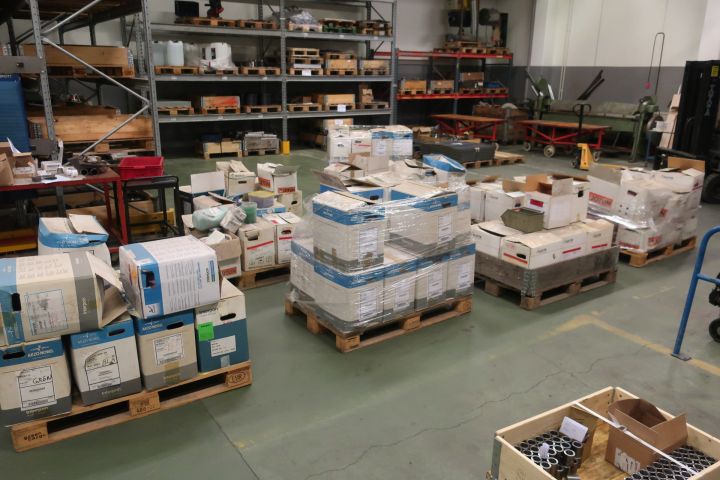 718624-3 10 stools of powder coating paints, i.a. Jotun, Teknos, DuPont et al.