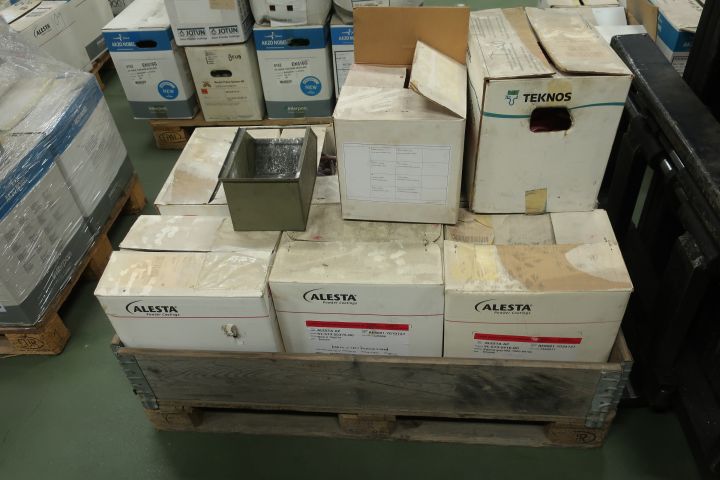 718624-45 10 stools of powder coating paints, i.a. Jotun, Teknos, DuPont et al.