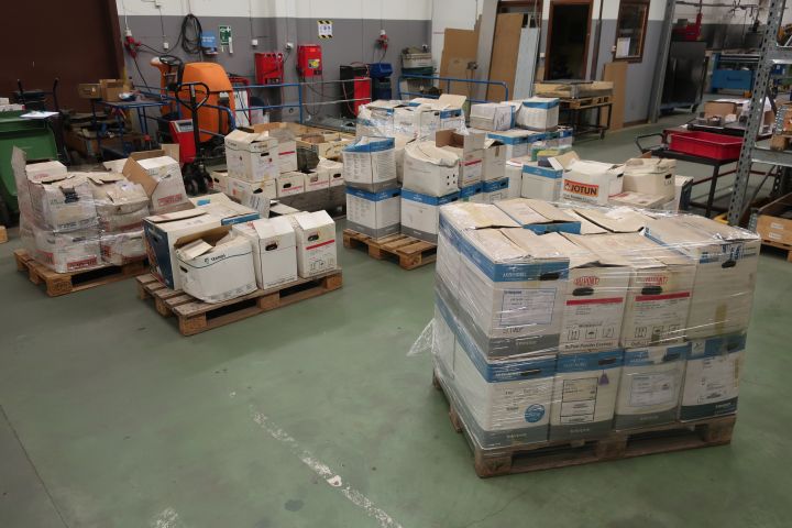 718624-67 10 stools of powder coating paints, i.a. Jotun, Teknos, DuPont et al.