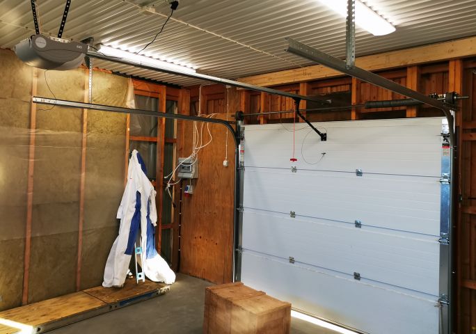 737207-4 Garage door with motor 258x210