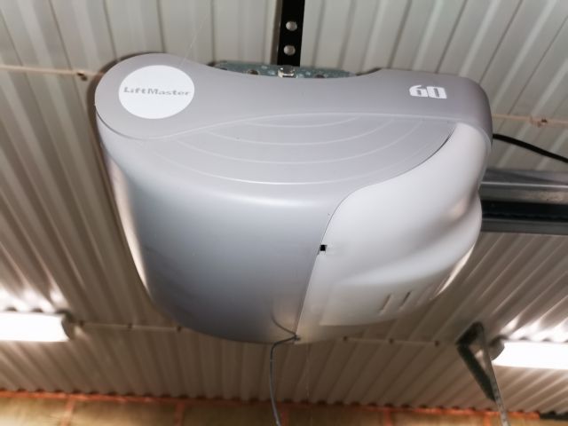 737207-12 Garage door with motor 258x210