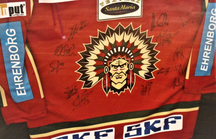 665263-2 Signed, framed match shirt from Frölunda