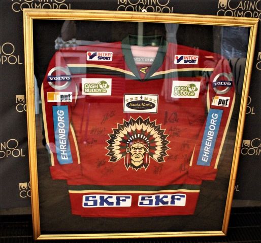 665263-1 Signed, framed match shirt from Frölunda