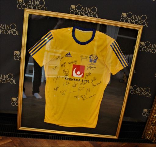 665264-1 Signed, framed match shirt from the women's national handball team