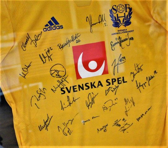 665264-2 Signed, framed match shirt from the women's national handball team