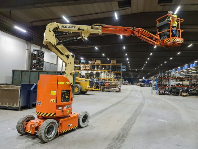 737881-4 Bomlift JLG E300 AJP