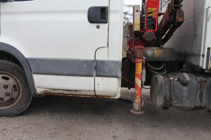 737882-15 Crane truck IVECO 35C12 Year 2004