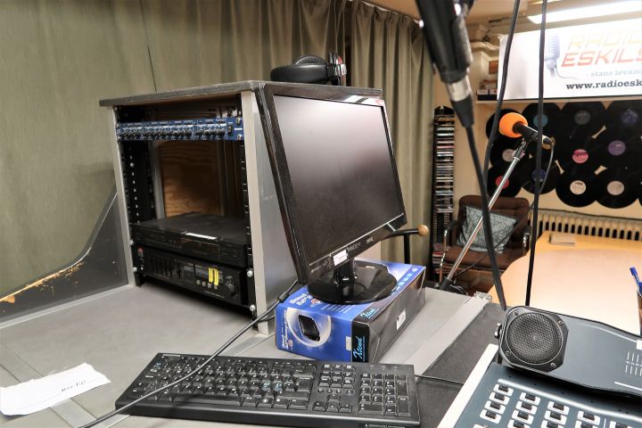 458261-4 Radio KFUM 92.7
