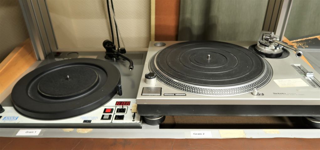 458261-5 Radio KFUM 92.7