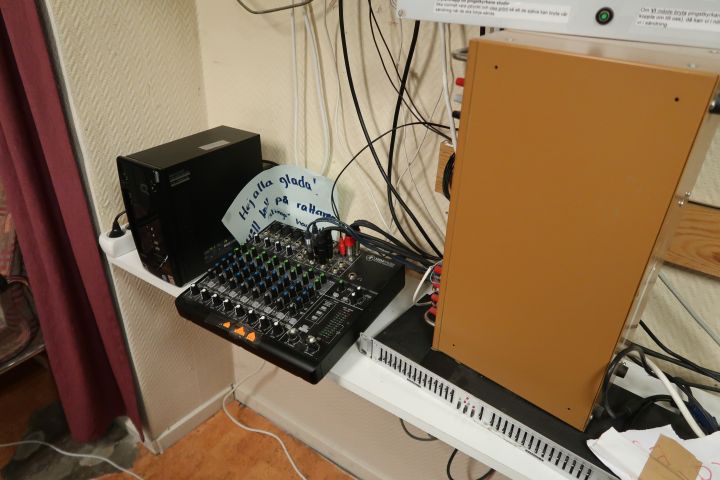 458261-7 Radio KFUM 92.7