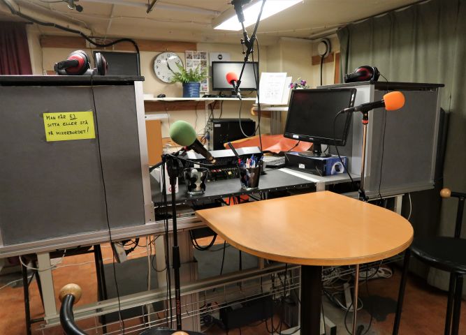 458261-8 Radio KFUM 92.7