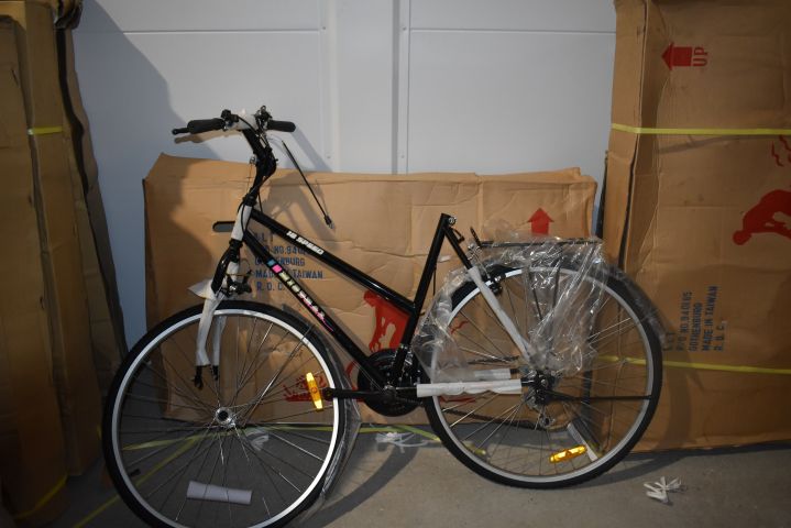 682507-8 Mistral 18 vxl. 26¨Svart Ny