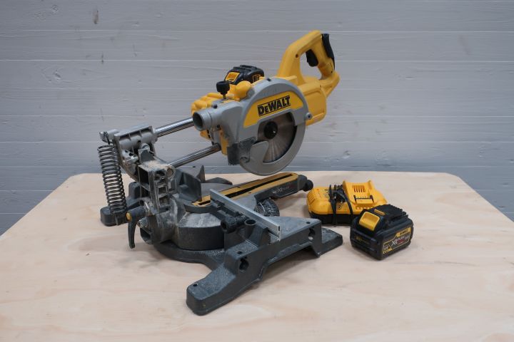 740569-1 Battery-powered saw / saw DeWALT DCS777