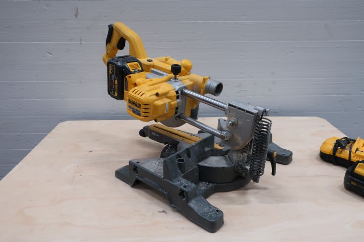 740569-2 Battery-powered saw / saw DeWALT DCS777