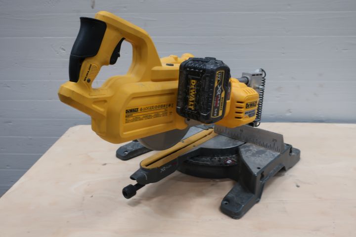 740569-3 Battery-powered saw / saw DeWALT DCS777