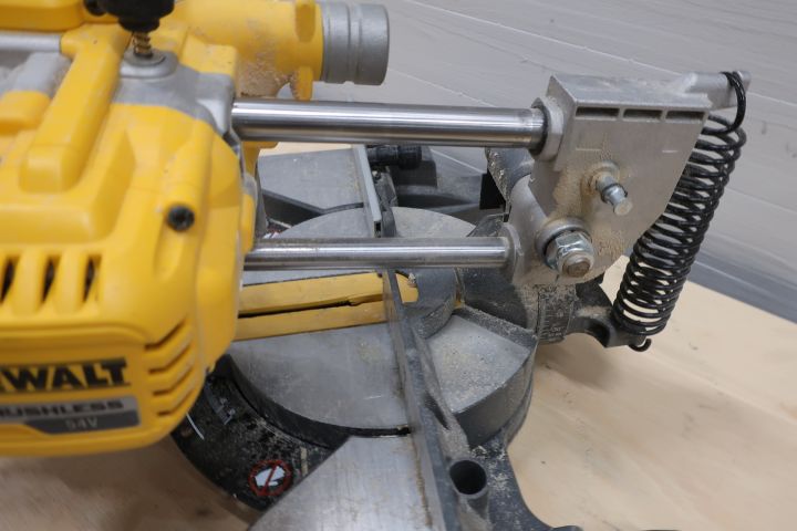 740569-5 Battery-powered saw / saw DeWALT DCS777