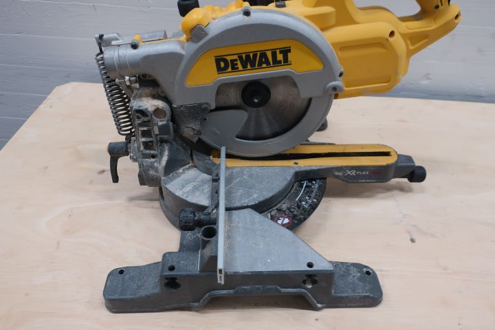 740569-6 Battery-powered saw / saw DeWALT DCS777