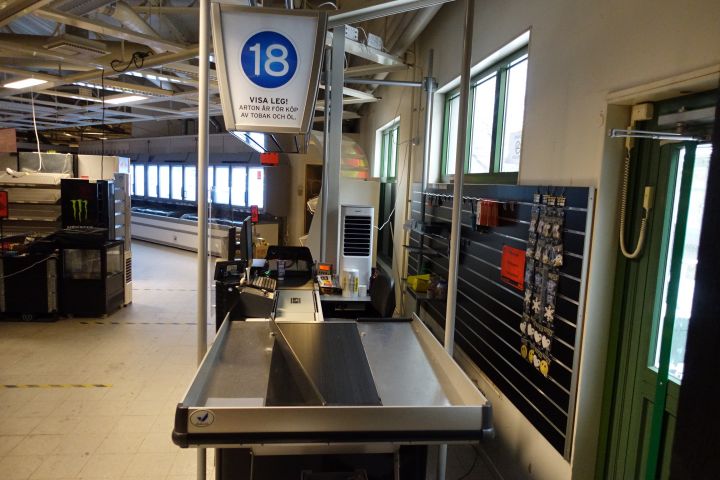 748158-2 Complete checkout line with tobacco rack