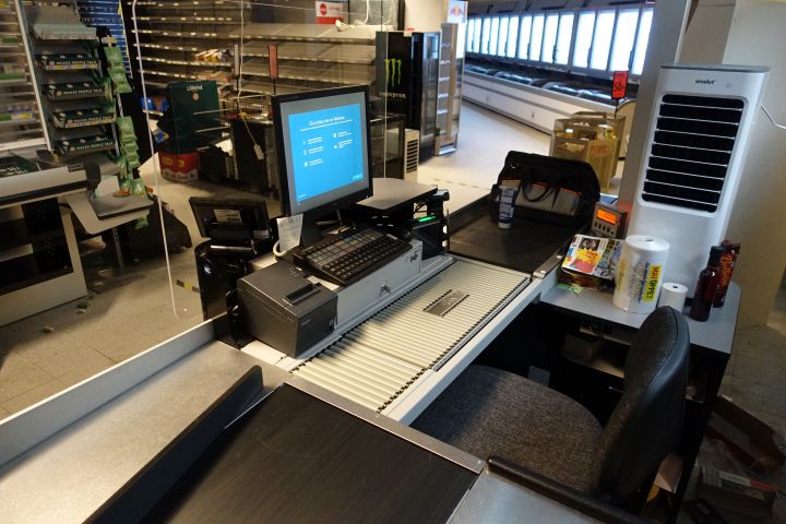 748158-5 Complete checkout line with tobacco rack