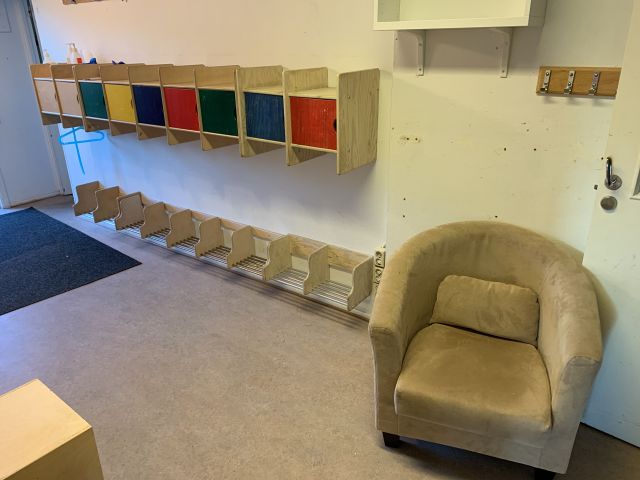 731784-1 Clothes shelves with cabinets for preschool activities and mixed consumption for crafts