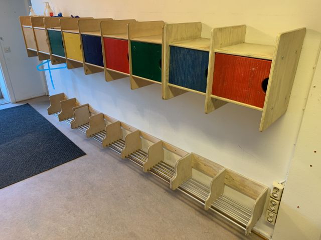 731784-2 Clothes shelves with cabinets for preschool activities and mixed consumption for crafts