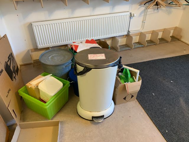 731784-4 Clothes shelves with cabinets for preschool activities and mixed consumption for crafts